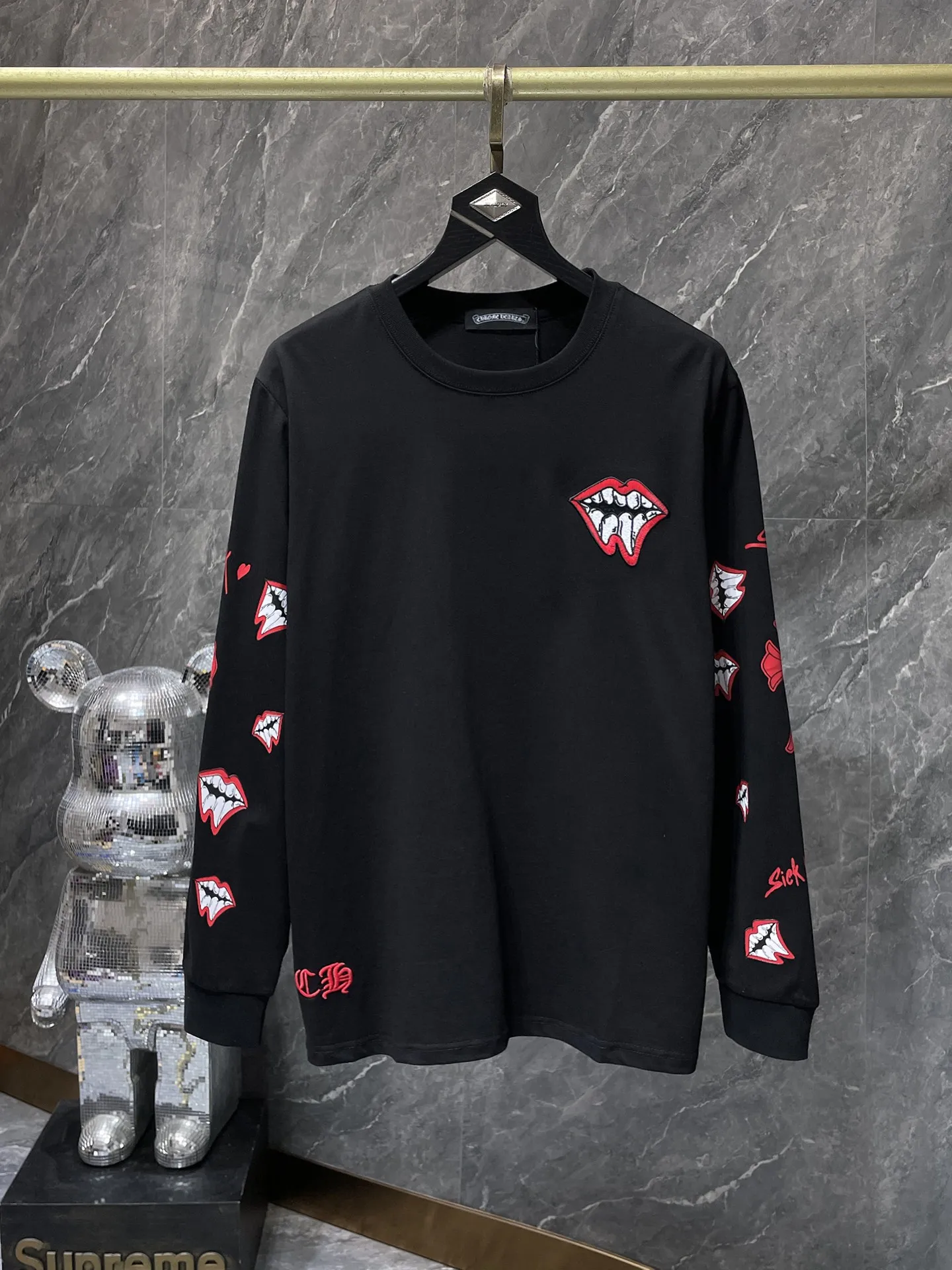 P176 Chrome Hearts🍁Long T Series🍁 Available simultaneously at counters❤️Fully upgraded fabrics! ! Crow MattyBoy red lip cross-stitch embroidery leather long-sleeved T. Re-engraved version 1:1 high weight original fabric 🌈Recommended colors: black white 🌈 Size: S, M, L, XL